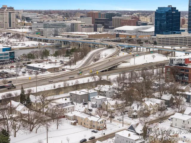 $389,900 | 700 Broadway Avenue Northwest, Grand Rapids, MI 49504