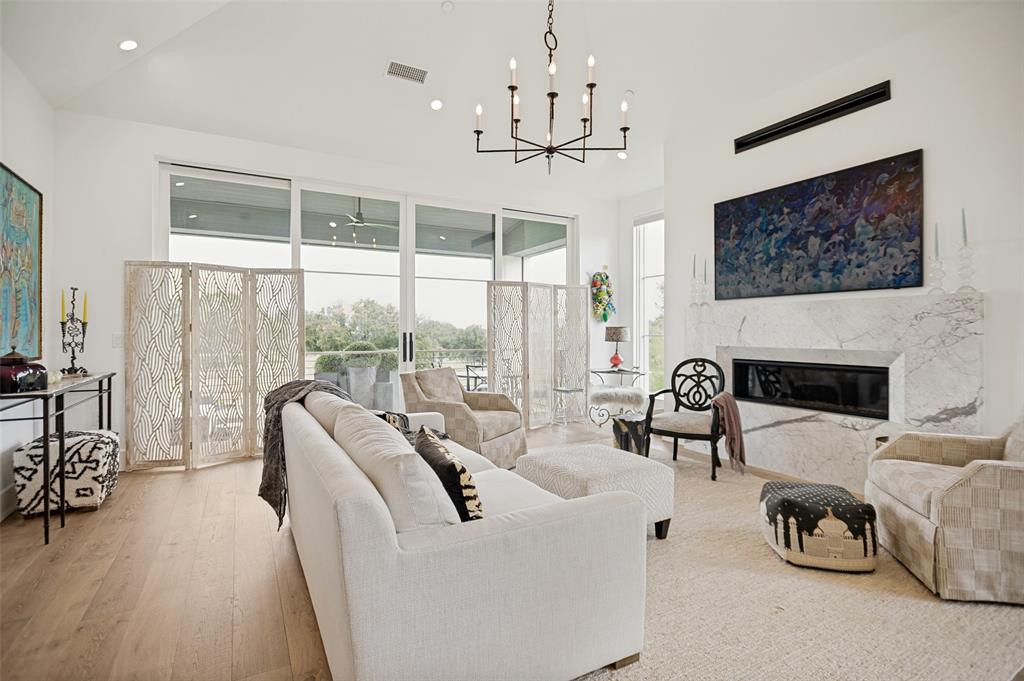 320 North O Connor Ridge Boulevard, Unit 21 Irving, TX 75038 - Photo 5 of 35 The spectacular living room features soaring vaulted ceilings