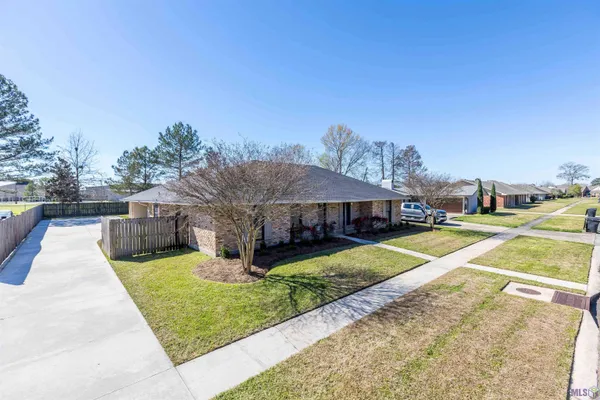 $300,000 | 15132 7 Pines Avenue, Baton Rouge, LA 70817