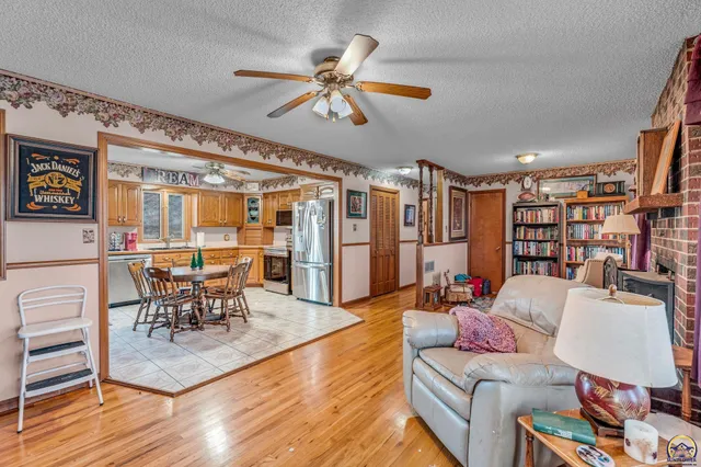 $275,000 | 8924 Southeast Berryton Road, Berryton, KS 66409