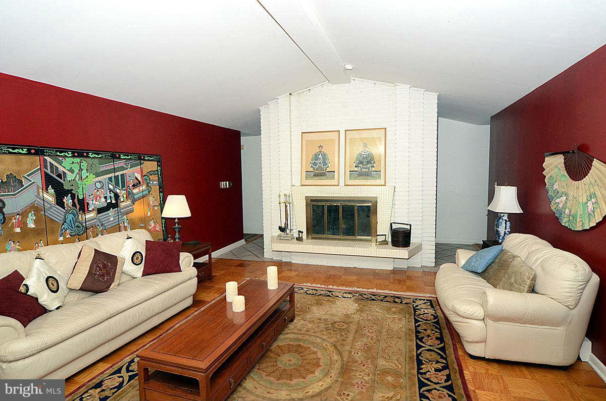 10112 Lloyd Road Potomac, MD 20854 - Photo 2 of 30 Living Room