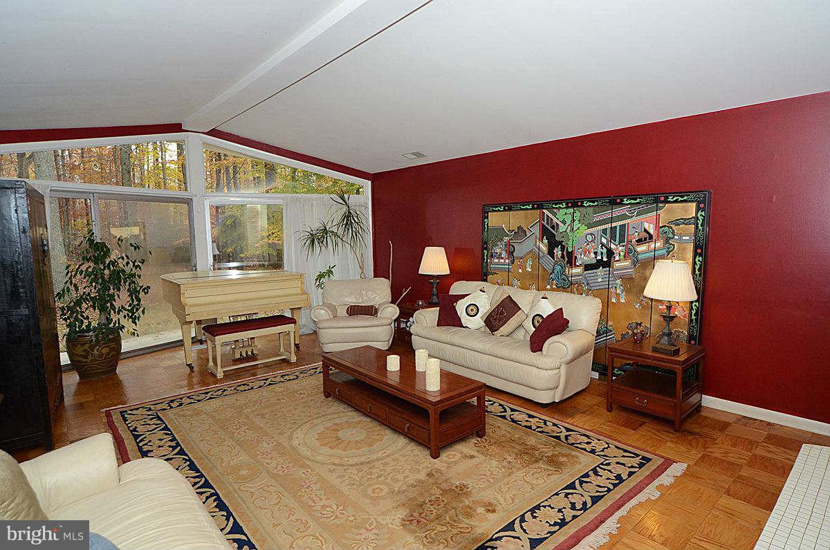 10112 Lloyd Road Potomac, MD 20854 - Photo 11 of 30 Living Room