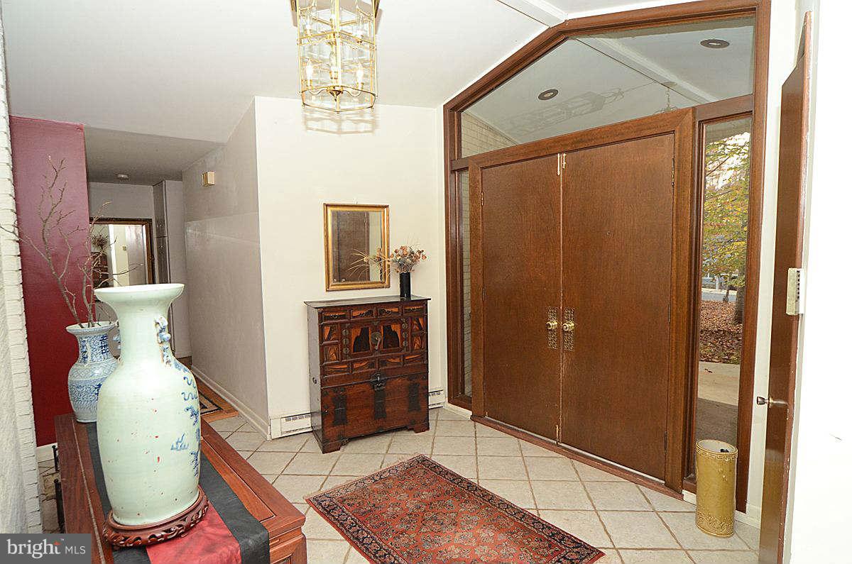 10112 Lloyd Road Potomac, MD 20854 - Photo 13 of 30 Interior (General)