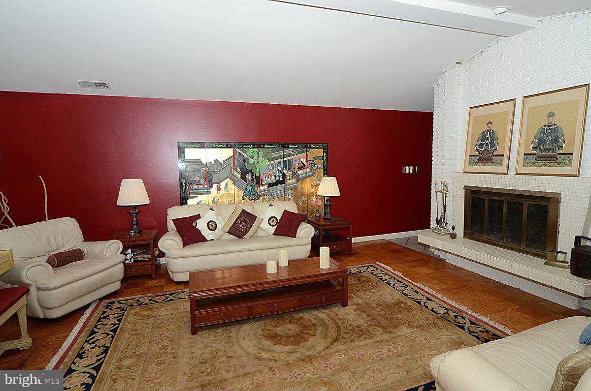10112 Lloyd Road Potomac, MD 20854 - Photo 14 of 30 Living Room