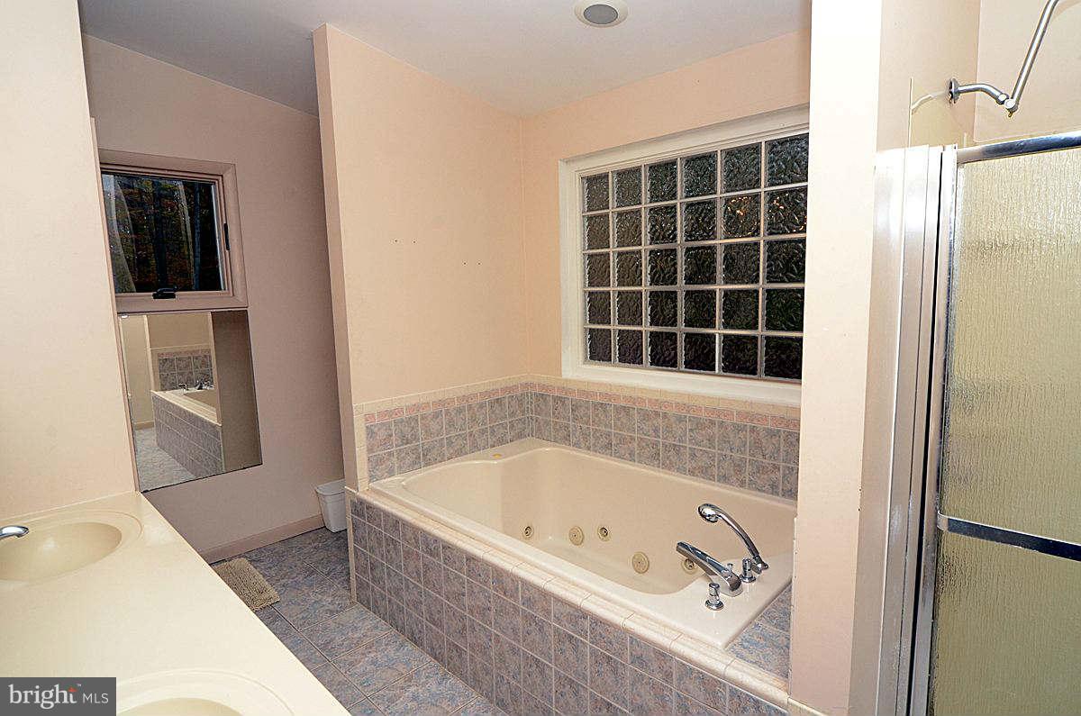 10112 Lloyd Road Potomac, MD 20854 - Photo 10 of 30 Bath