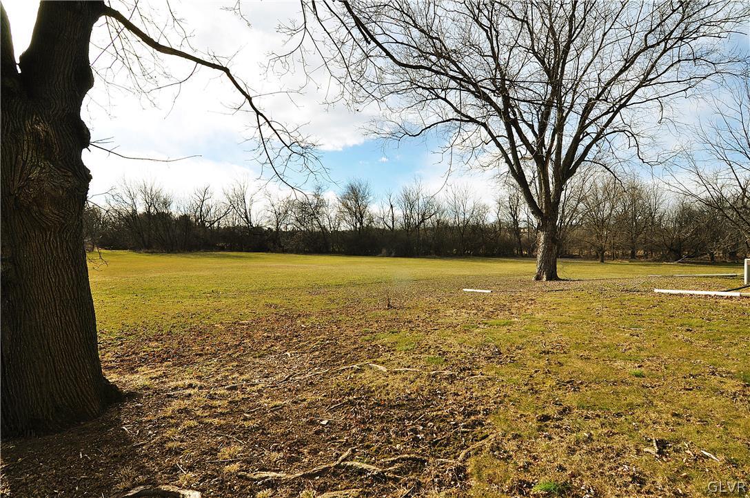 3174 Silver Crest Road Nazareth, PA 18064 - Photo 6 of 37 Side yard