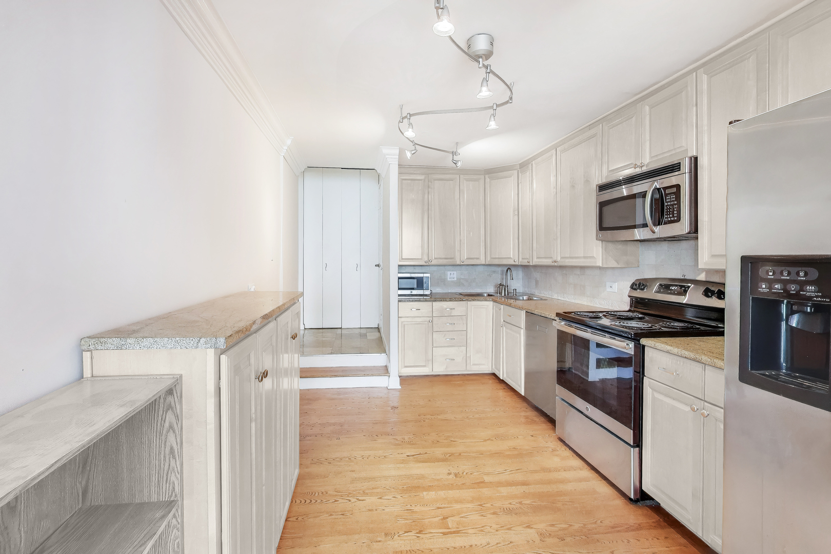 5733 North Sheridan Road, Unit 23B Chicago, IL 60660 - Photo 11 of 33 a kitchen with stainless steel appliances granite countertop a stove and cabinets