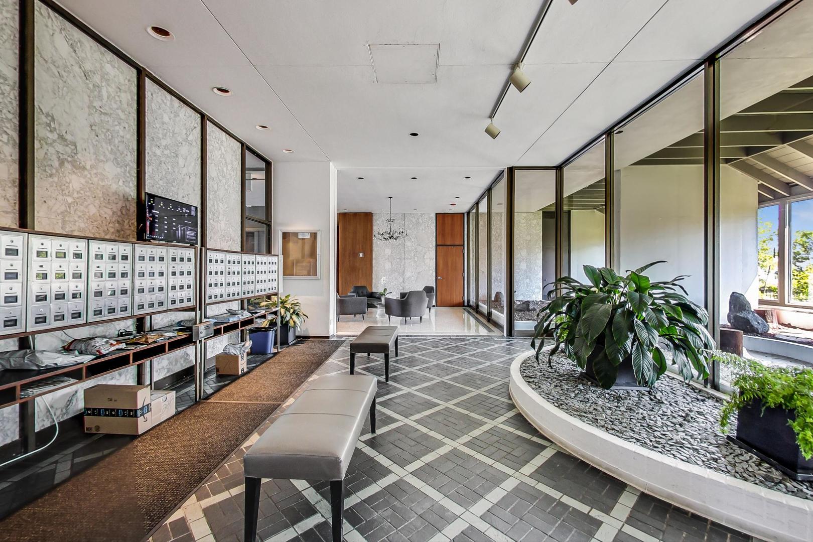 5733 North Sheridan Road, Unit 23B Chicago, IL 60660 - Photo 4 of 33 a living room with furniture