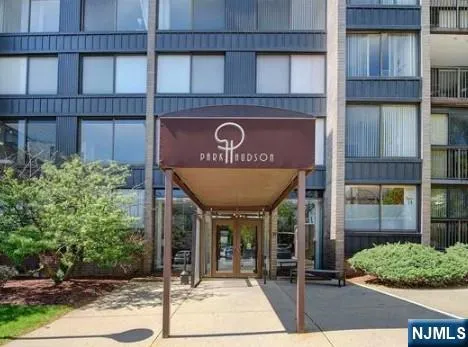 $3,300 | 9060 Palisade Avenue, Unit 307, North Bergen, NJ 07047