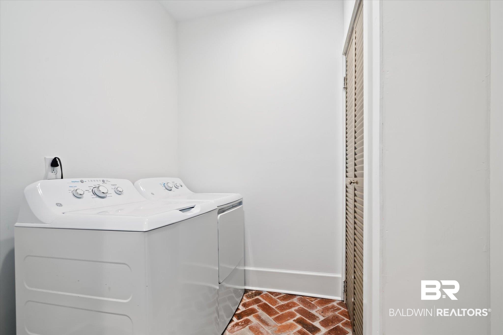 308 South Ann Street Mobile, AL 36604 - Photo 23 of 30 Clothes washing area with washer and dryer