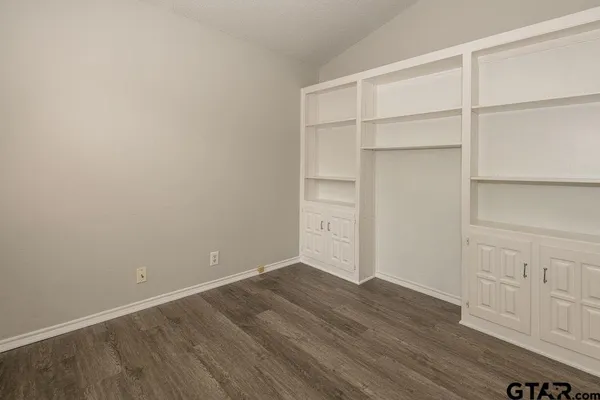 $1,600 | 5811 Hollytree Drive, Tyler, TX 75703