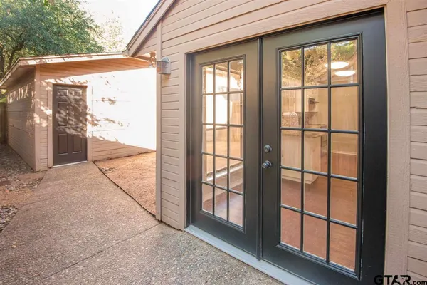 $1,600 | 5811 Hollytree Drive, Tyler, TX 75703