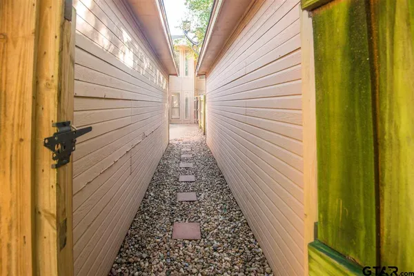 $1,600 | 5811 Hollytree Drive, Tyler, TX 75703