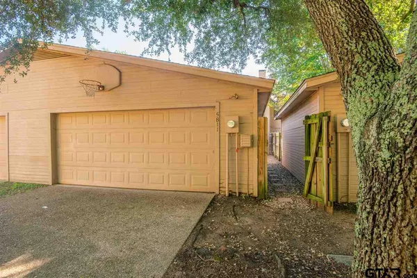 $1,600 | 5811 Hollytree Drive, Tyler, TX 75703