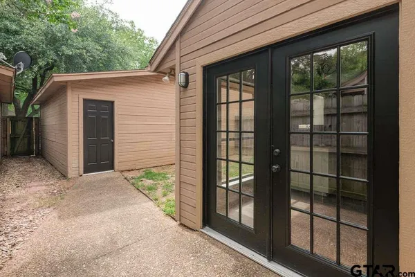 $1,600 | 5811 Hollytree Drive, Tyler, TX 75703