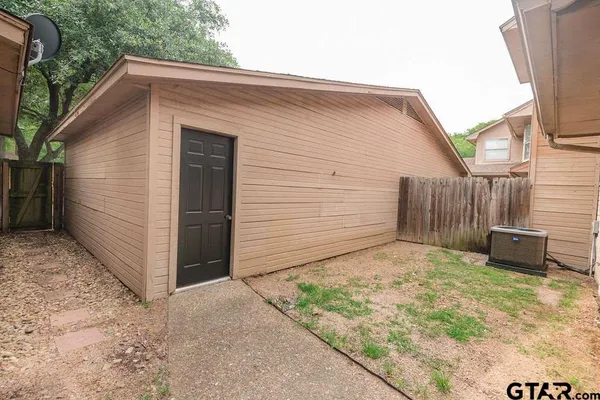 $1,600 | 5811 Hollytree Drive, Tyler, TX 75703