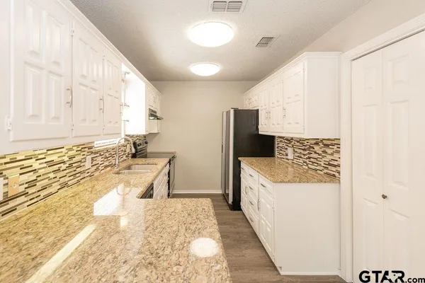 $1,600 | 5811 Hollytree Drive, Tyler, TX 75703