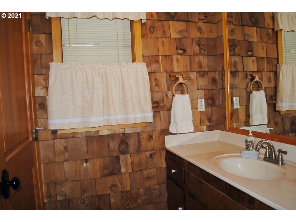 918 Peco Road Grants Pass, OR 97526 - Photo 13 of 25 Gallery Image 13