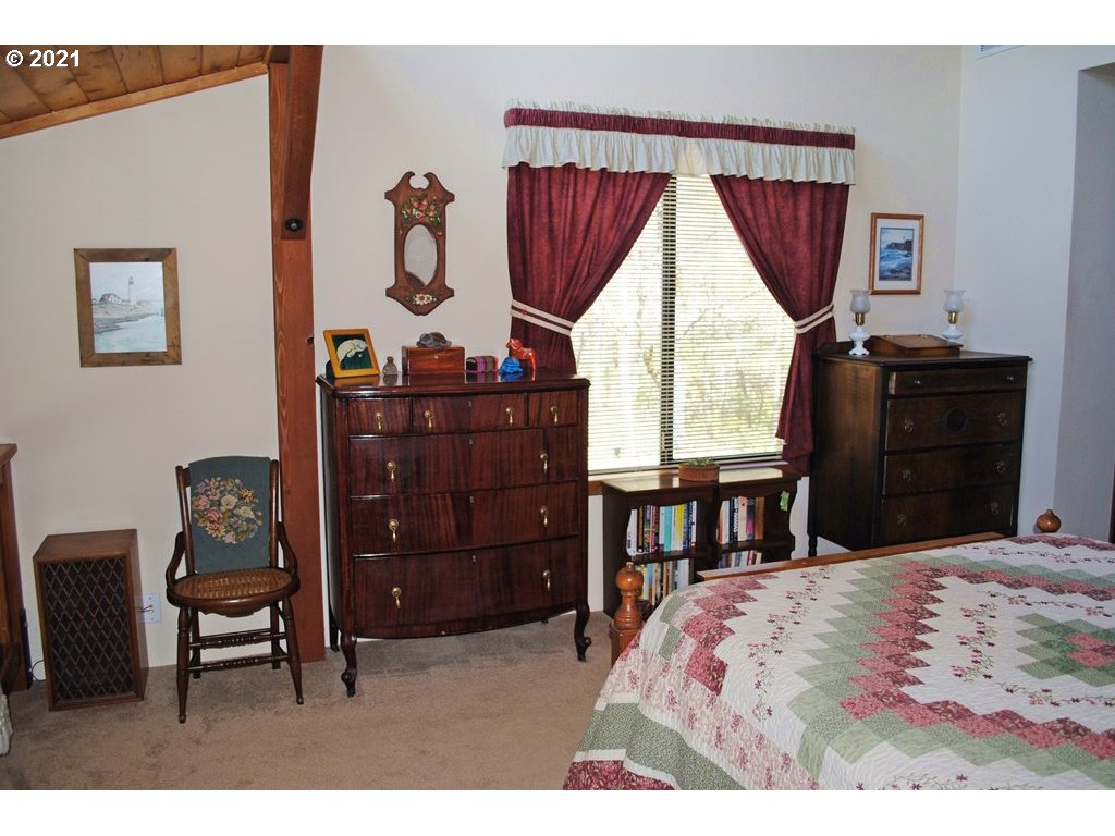 918 Peco Road Grants Pass, OR 97526 - Photo 16 of 25 Gallery Image 16