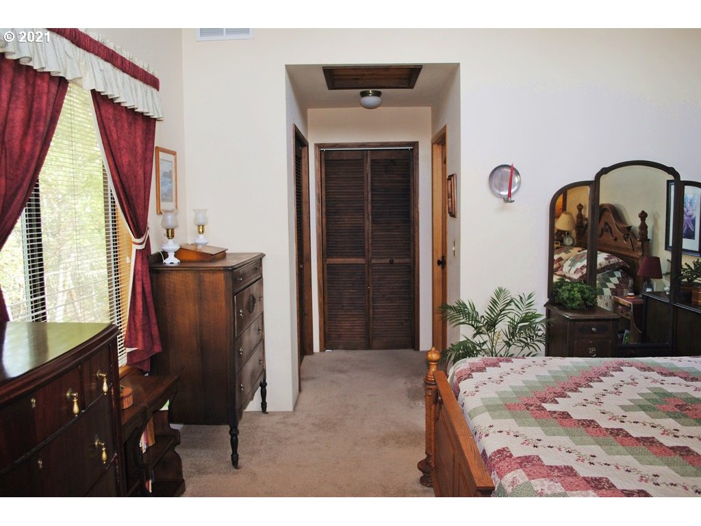 918 Peco Road Grants Pass, OR 97526 - Photo 17 of 25 Gallery Image 17