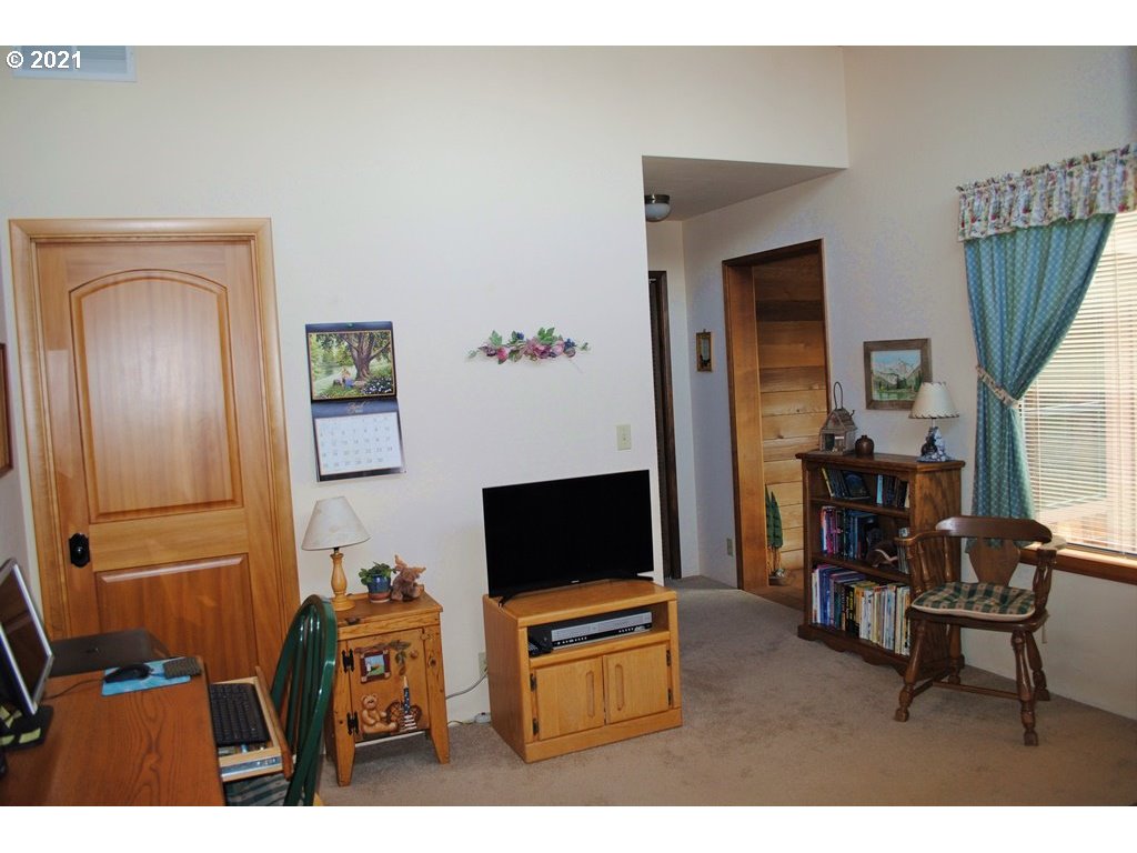 918 Peco Road Grants Pass, OR 97526 - Photo 18 of 25 Gallery Image 18