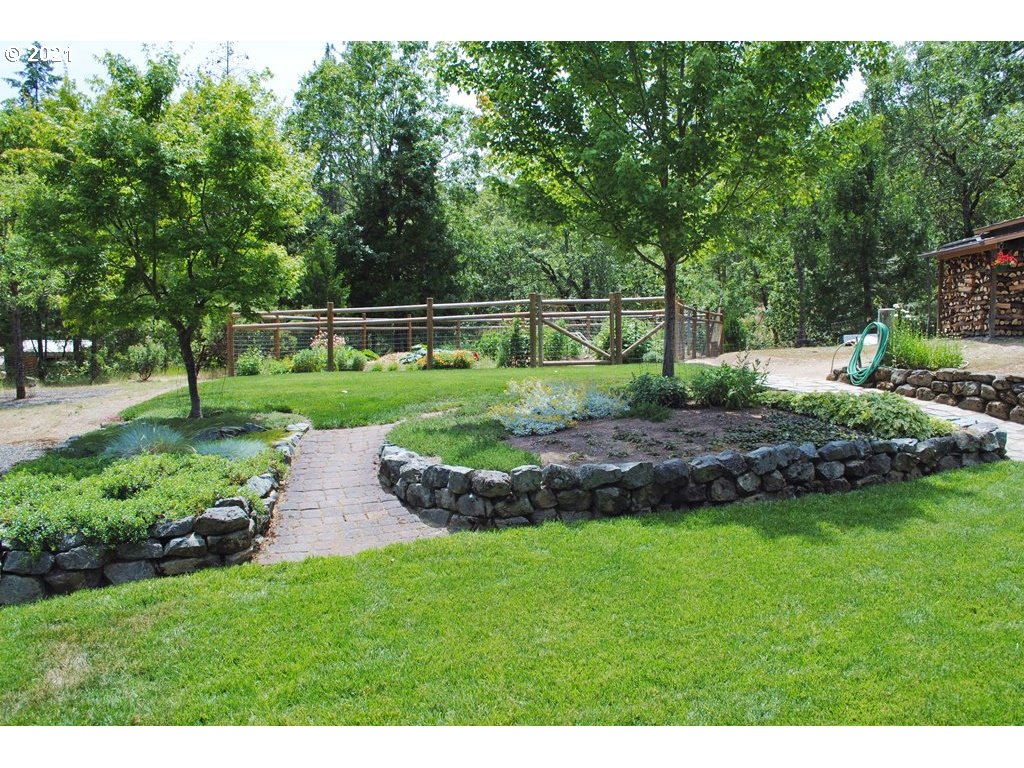 918 Peco Road Grants Pass, OR 97526 - Photo 3 of 25 Gallery Image 3