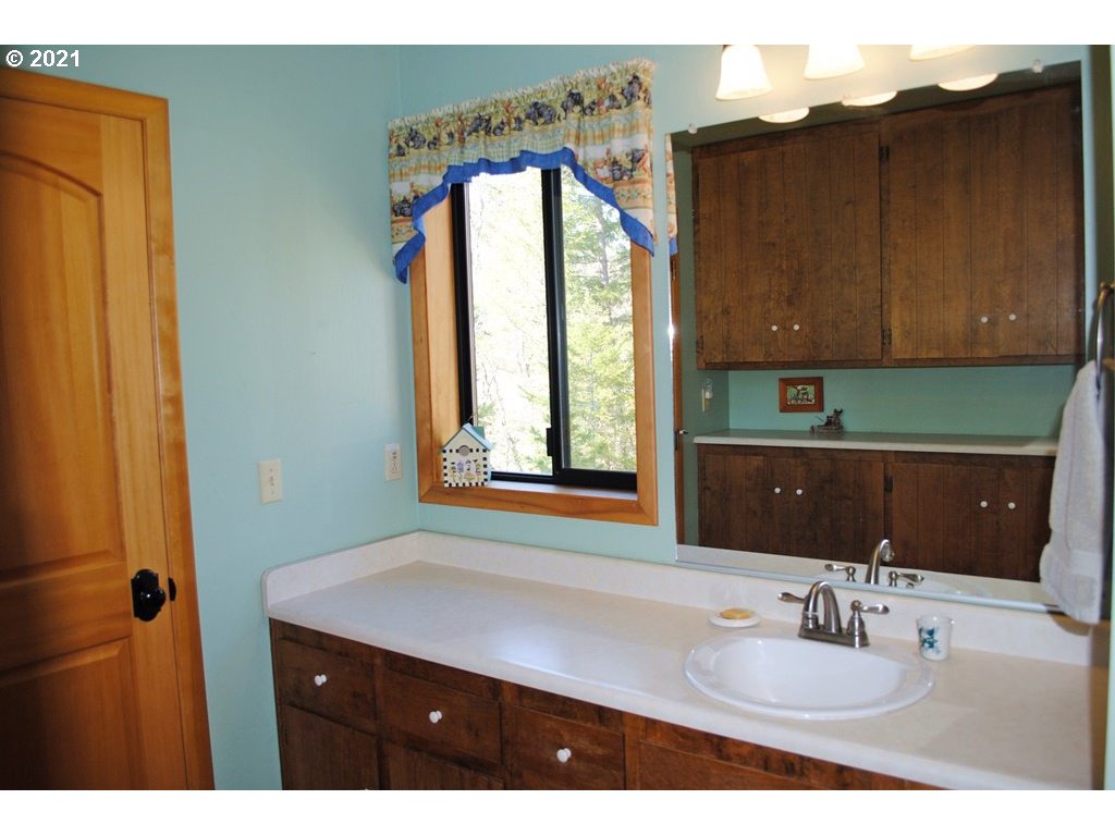 918 Peco Road Grants Pass, OR 97526 - Photo 21 of 25 Gallery Image 21