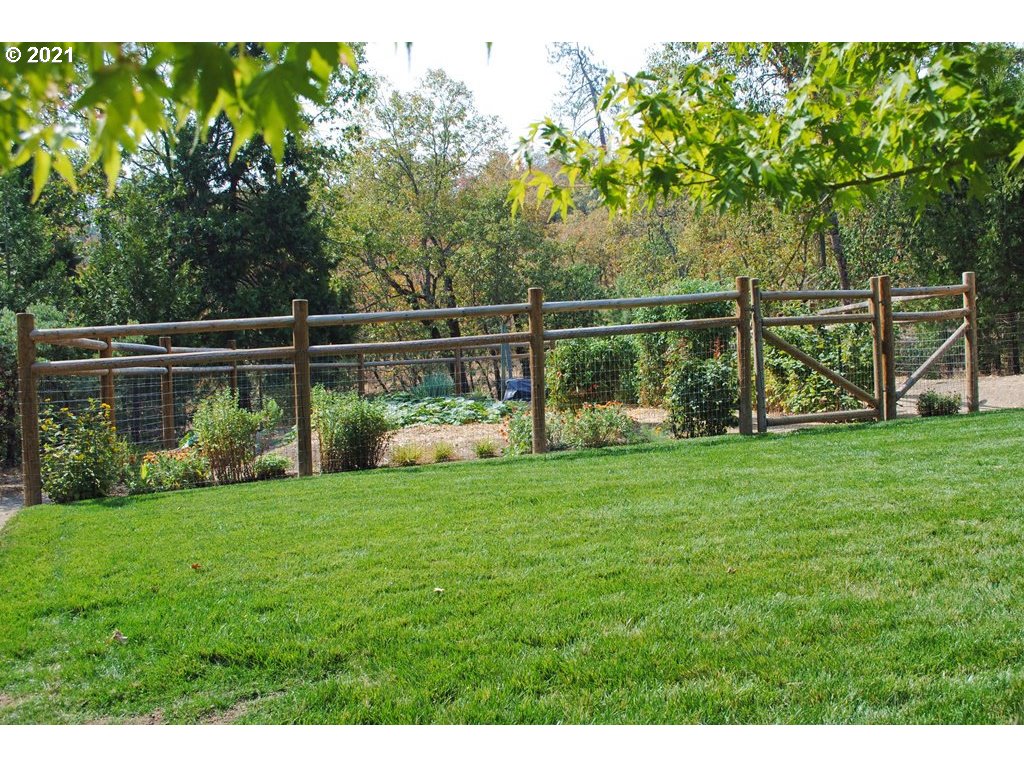 918 Peco Road Grants Pass, OR 97526 - Photo 4 of 25 Gallery Image 4