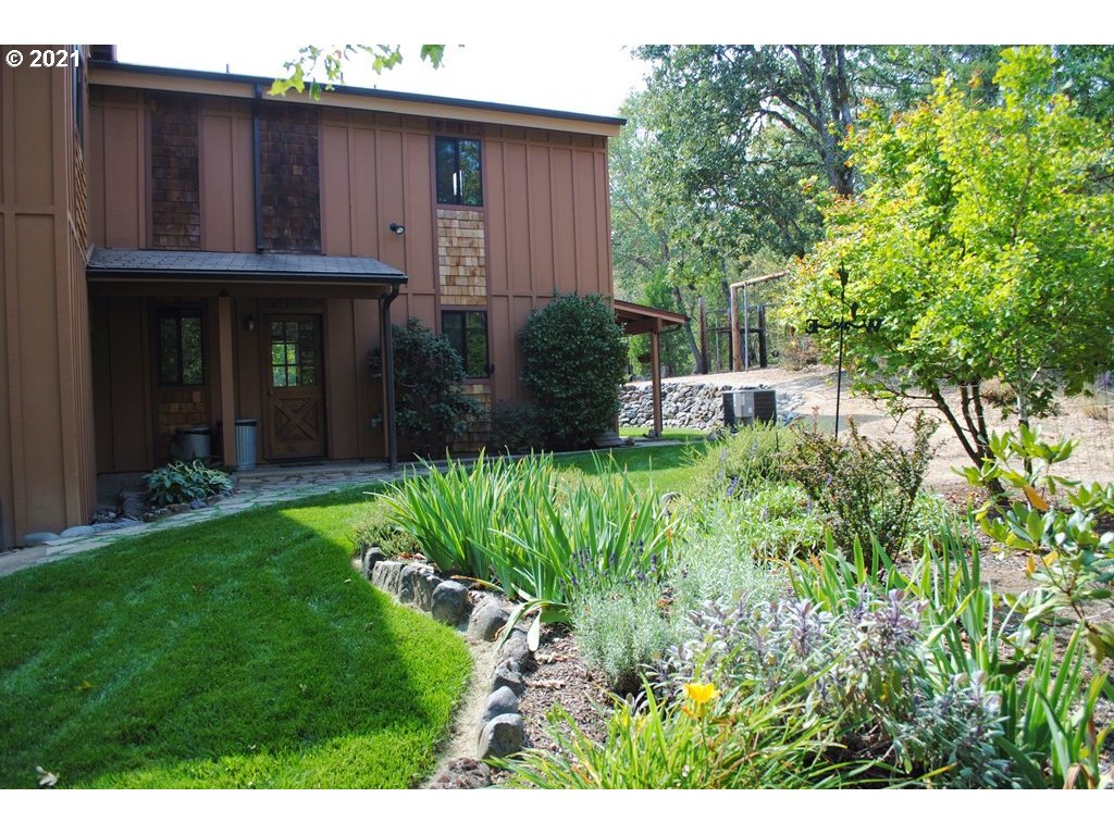 918 Peco Road Grants Pass, OR 97526 - Photo 5 of 25 Gallery Image 5
