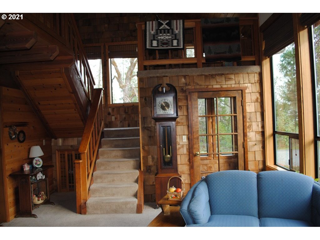 918 Peco Road Grants Pass, OR 97526 - Photo 9 of 25 Gallery Image 9
