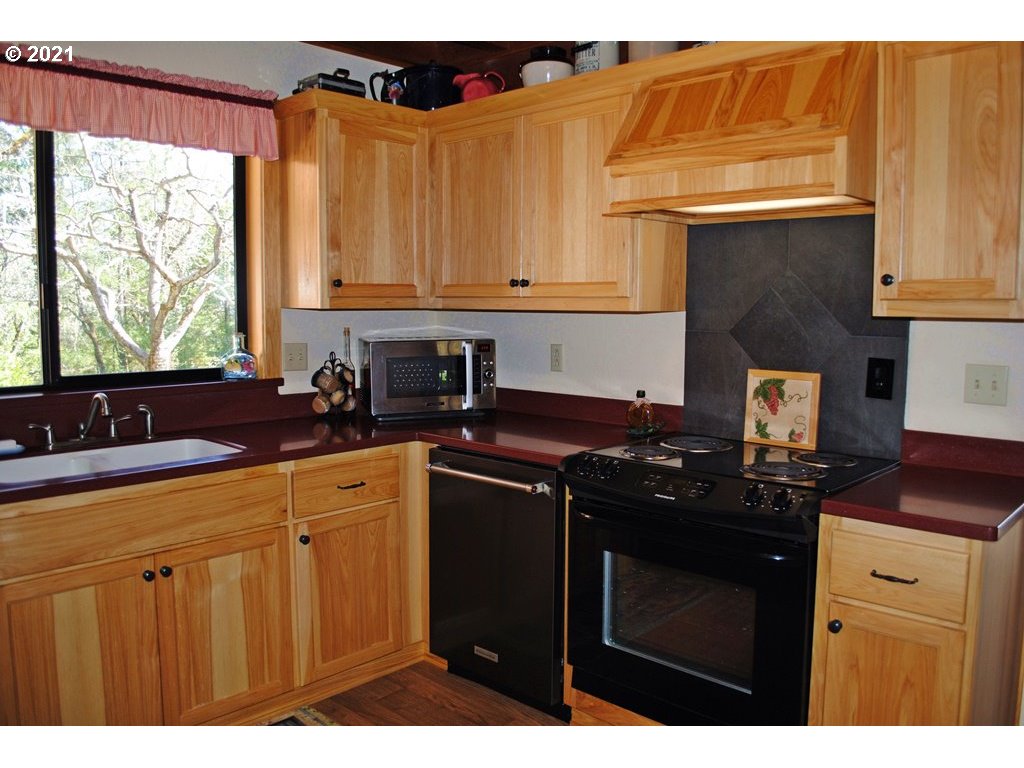 918 Peco Road Grants Pass, OR 97526 - Photo 10 of 25 Gallery Image 10