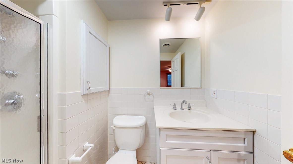 29550 Bolingbrook Road Pepper Pike, OH 44124 - Photo 18 of 24 En suite bath in bedroom 2