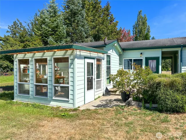 a view of entryway with a flower garden