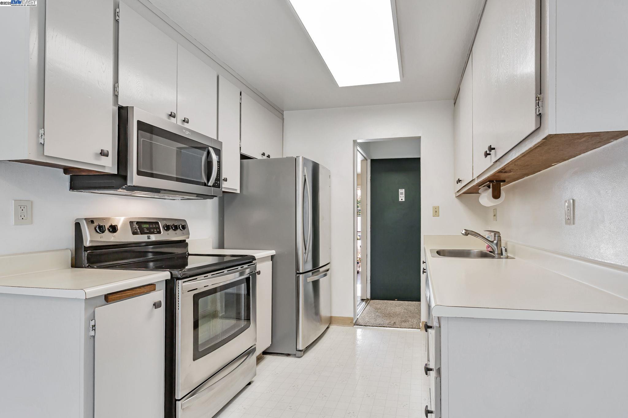 8975 Alcosta Boulevard, Unit 104 San Ramon, CA 94583 - Photo 18 of 42 a kitchen with a refrigerator stove and microwave