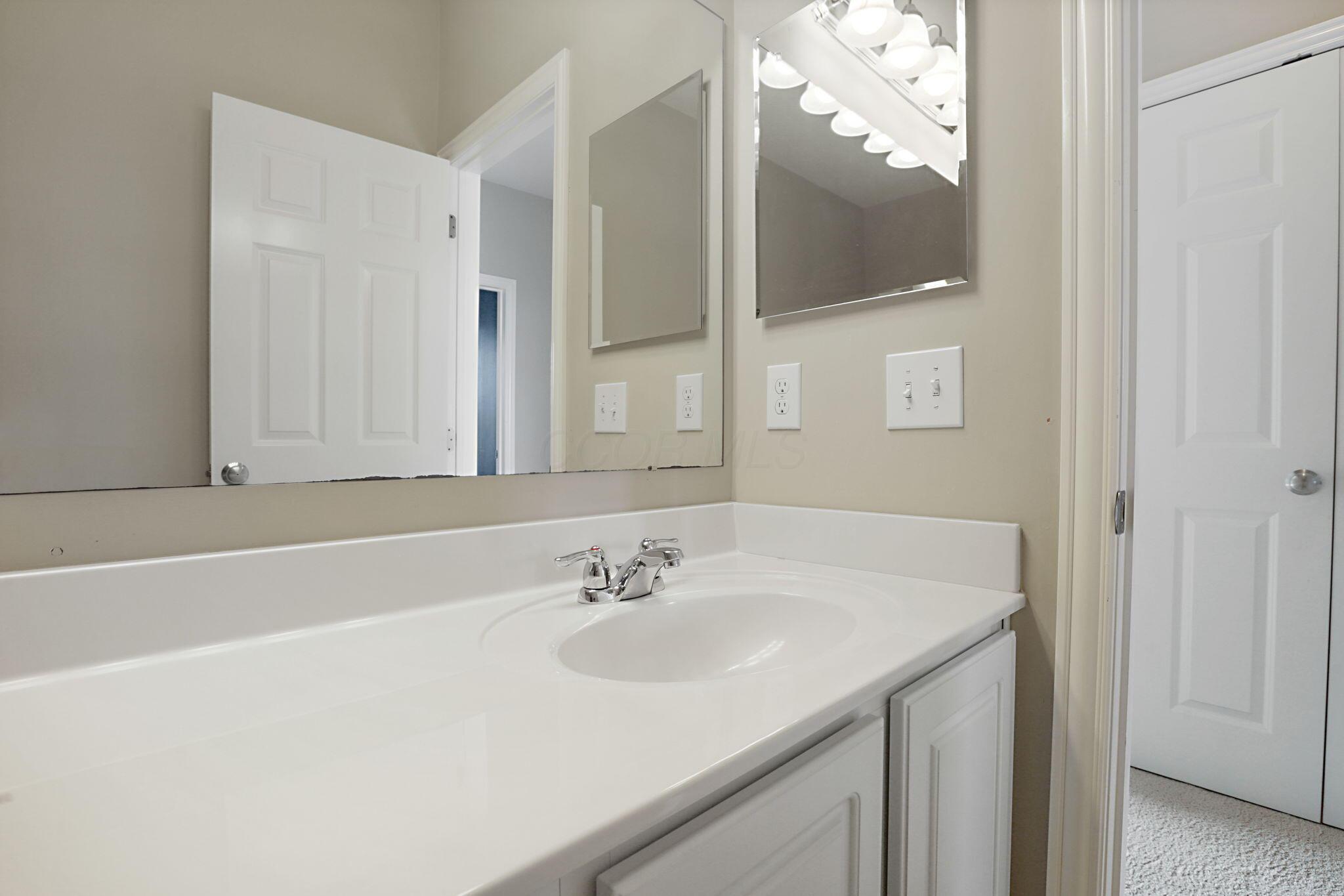 6313 Chetti Drive Columbus, OH 43213 - Photo 45 of 88 Vanity
