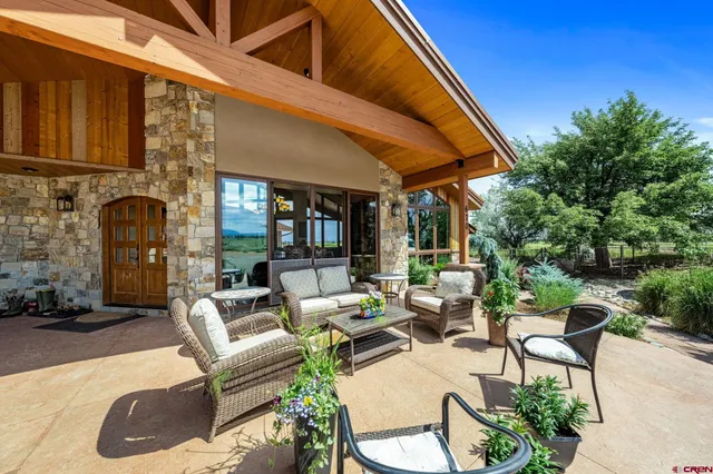 a view of a pathway with a house