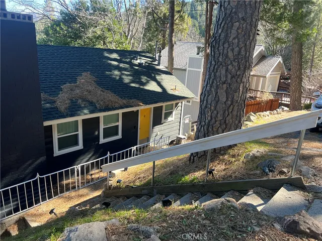 $2,250 | 23870 Lakeview Drive, Crestline, CA 92325