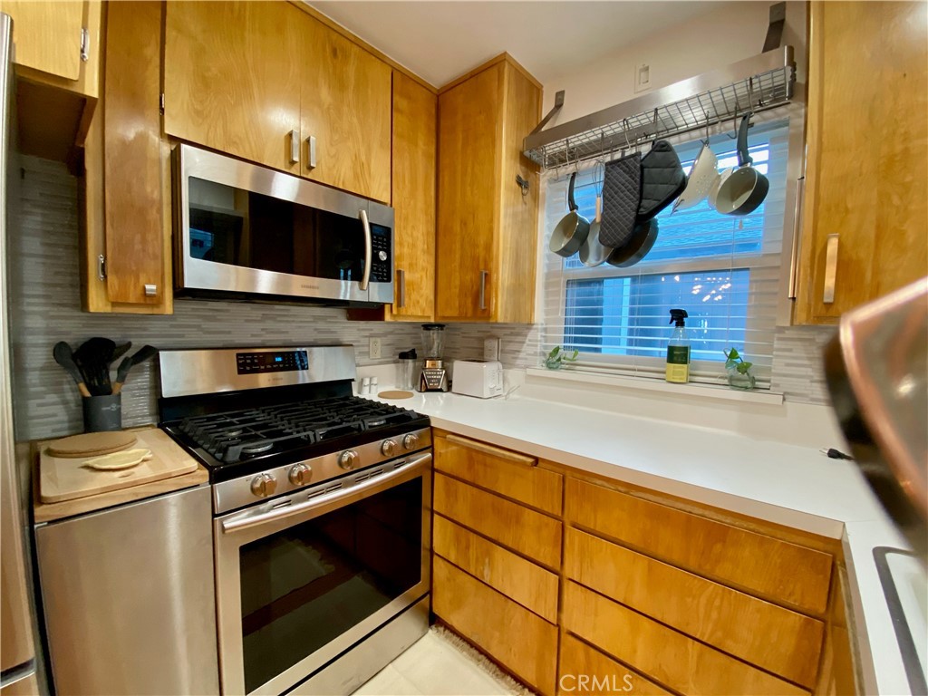 23870 Lakeview Drive Crestline, CA 92325 - Photo 13 of 20 Stainless appliances