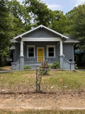 a view of a house with backyard