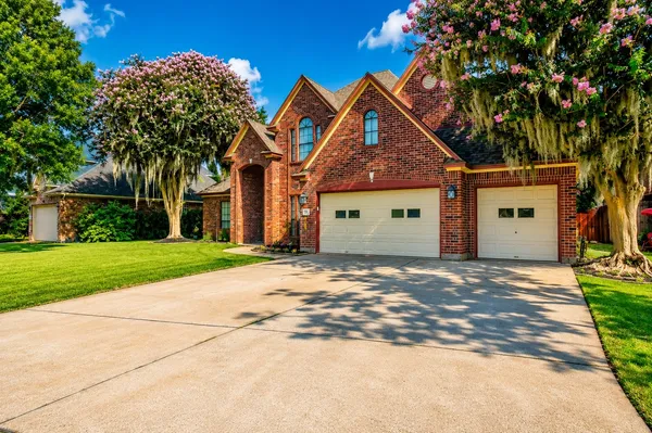 $389,900 | 105 Thyme Trail, Lake Jackson, TX 77566