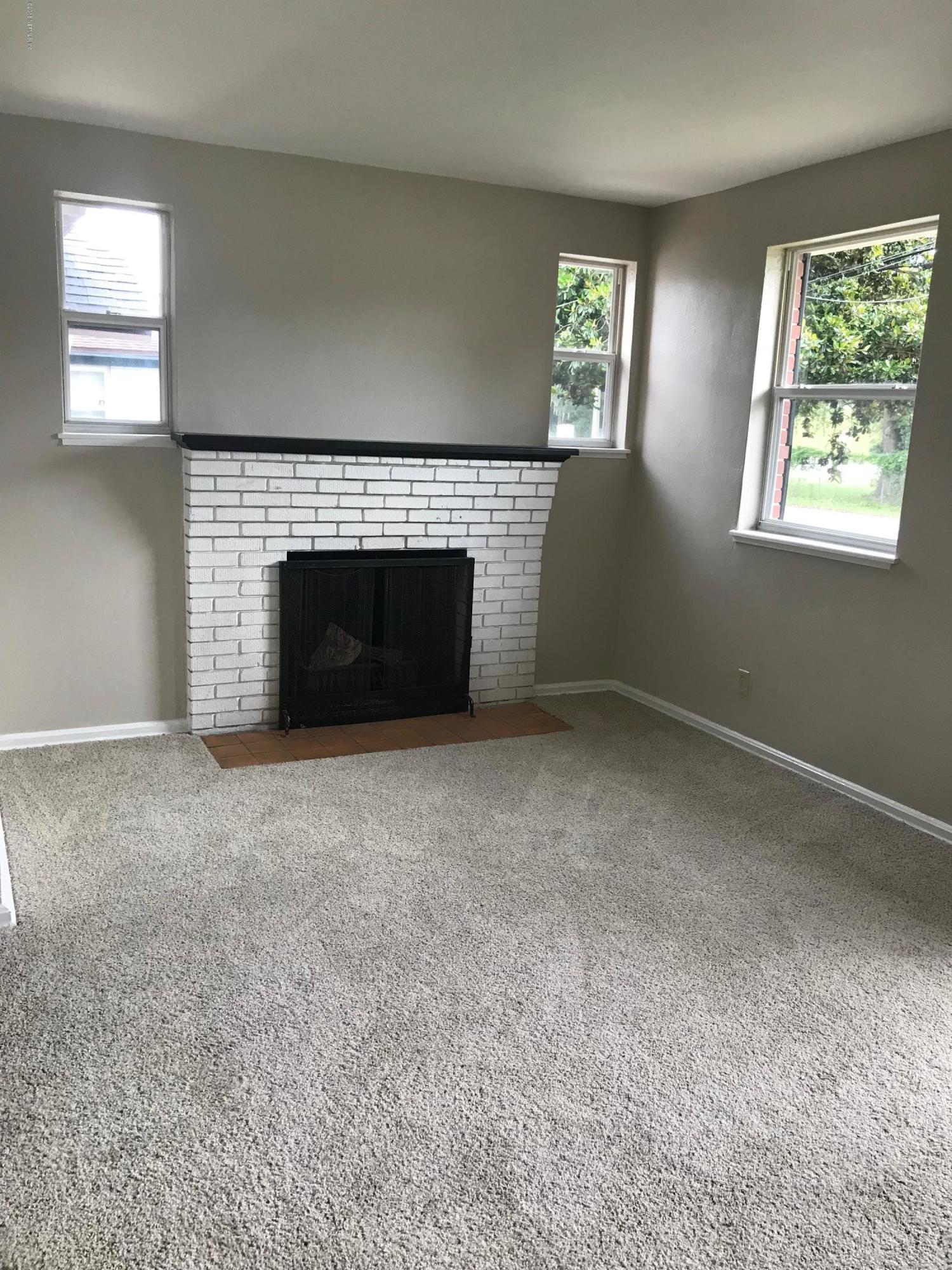 2010 Taunton Road Jacksonville, FL 32207 - Photo 2 of 12 Living room