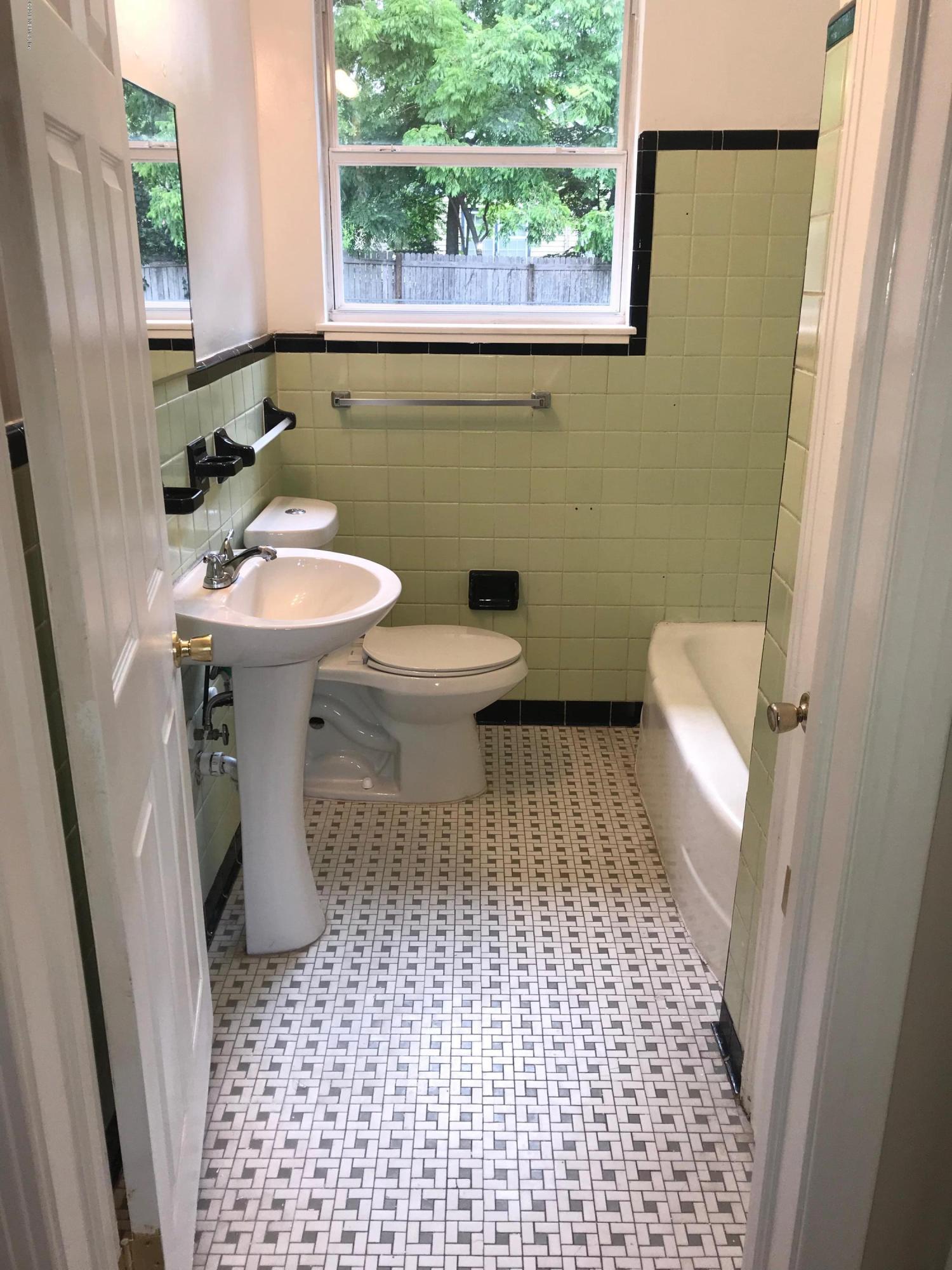 2010 Taunton Road Jacksonville, FL 32207 - Photo 5 of 12 Bathroom