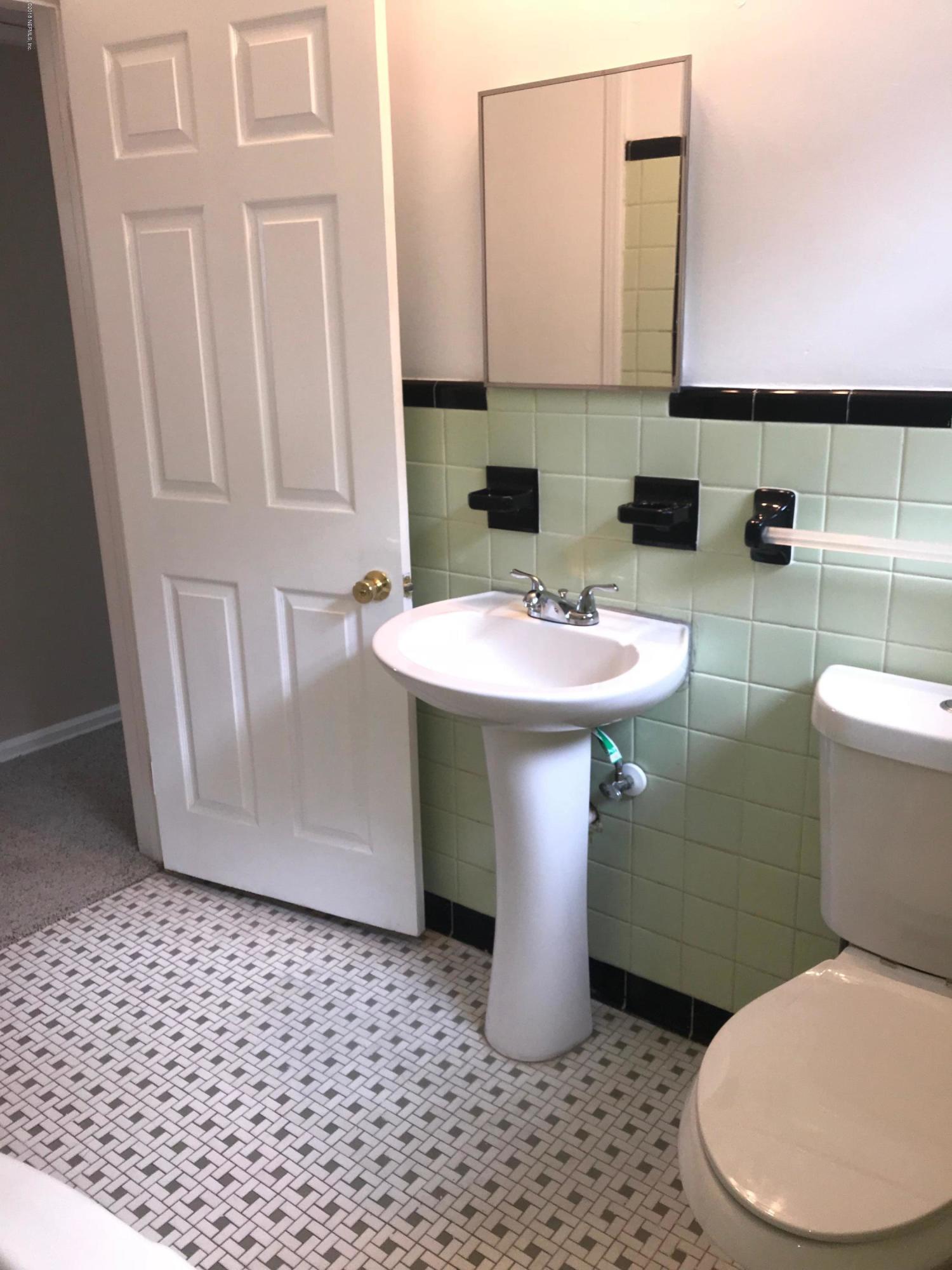 2010 Taunton Road Jacksonville, FL 32207 - Photo 6 of 12 Bath