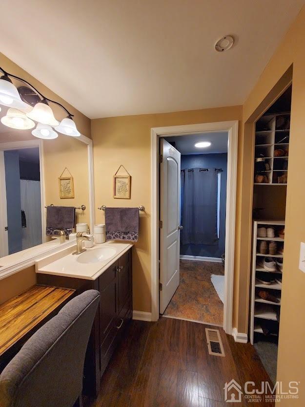 39 Poe Road North Brunswick, NJ 08902 - Photo 10 of 22 a room with wooden floor and furniture