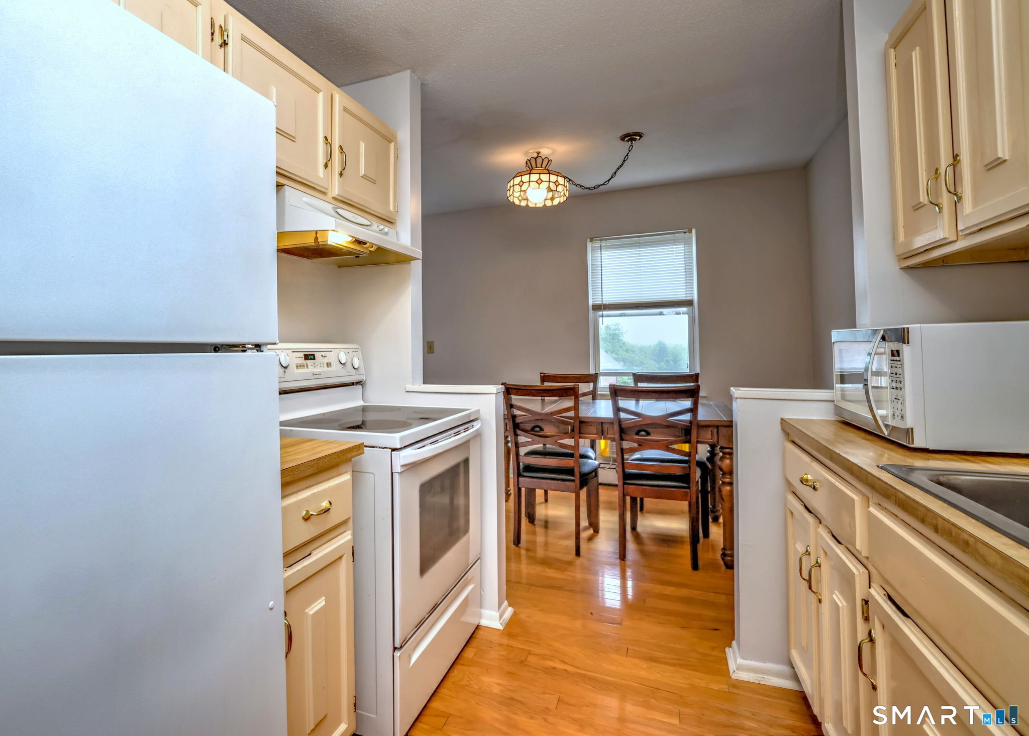 43 Balance Rock Road, Unit 11 Seymour, CT 06483 - Photo 12 of 40 a kitchen with a stove and a refrigerator