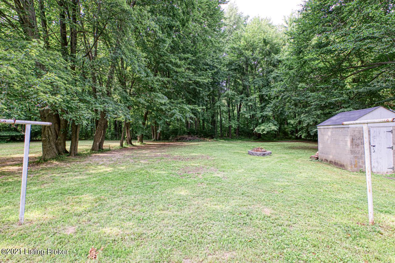 3305 County Line Road Louisville, KY 40229 - Photo 16 of 17 Massive Yard 4