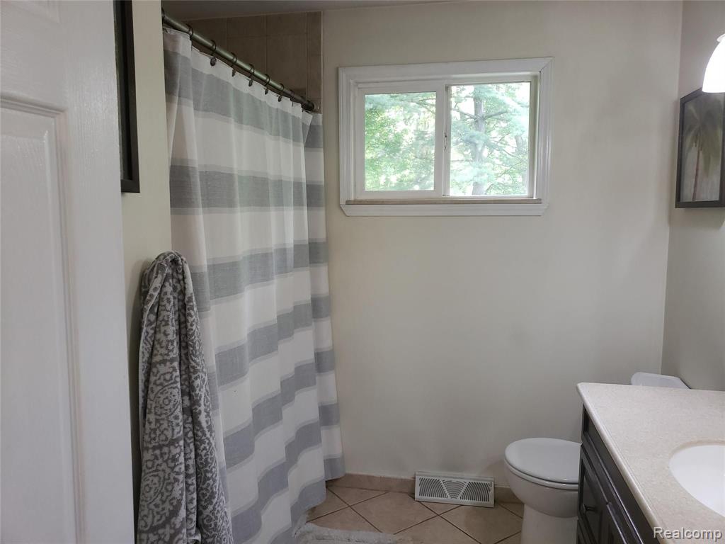 1361 Oakcrest Road Howell, MI 48843 - Photo 13 of 27
