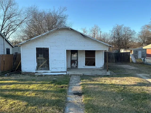 $74,000 | 604 Poindexter Avenue, Cleburne, TX 76033