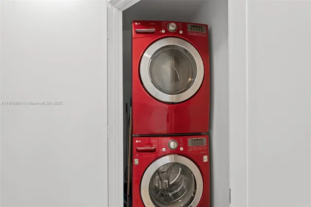 a close up view of a washer and dryer