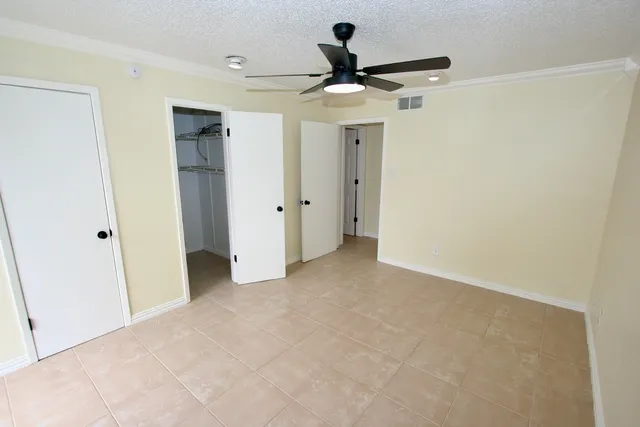 a view of a livingroom with a ceiling fan